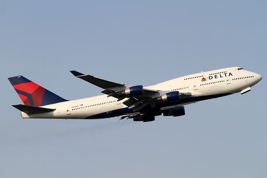 This Delta Pilot Had to Do a Crazy Quick Dodge to Avoid a Huge Bomber