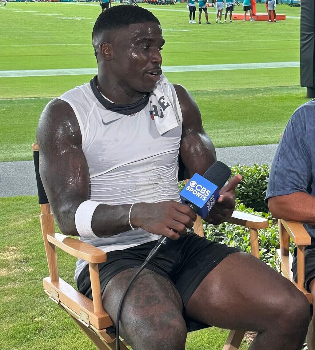 Tyreek Hill Suffers Dislocated Knee Injury Against Jets; Season Status Awaited