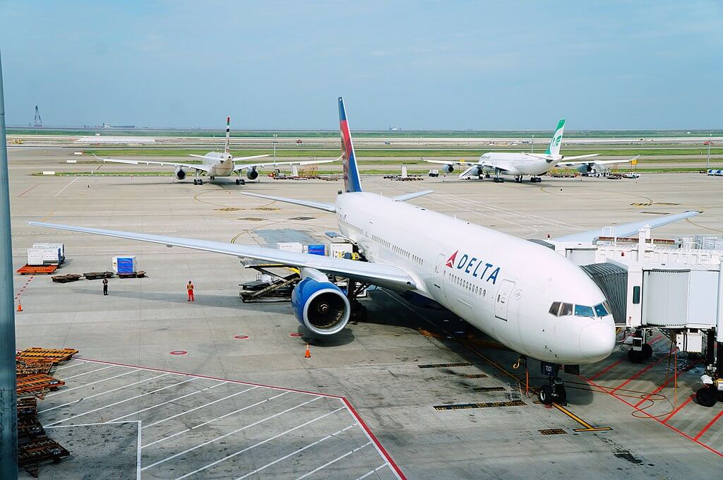 Two Delta Regional Jets Involved in Low-Speed Taxiway Collision at LaGuardia Airport